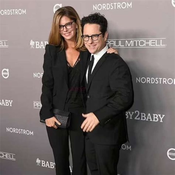 
How old is Gracie Abrams? Who are her parents? and Her Net worth 