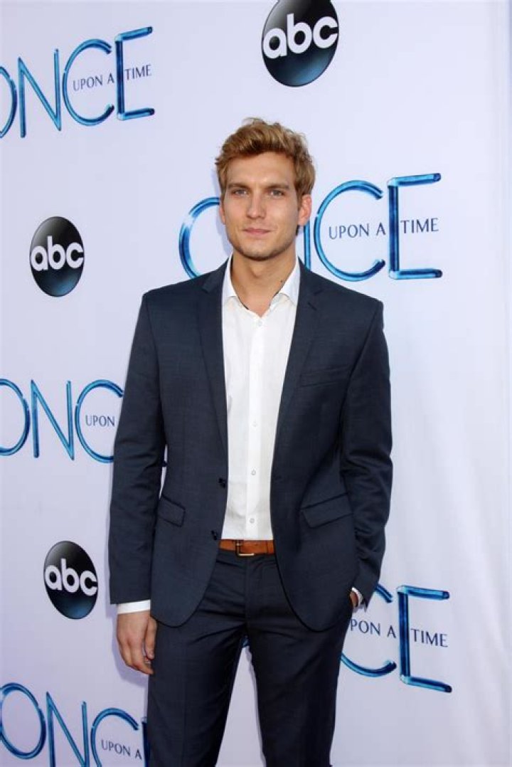 Scott Michael Foster Height, Weight, Net Worth, Age, Birthday, Wikipedia, Who, Nationality, Biography